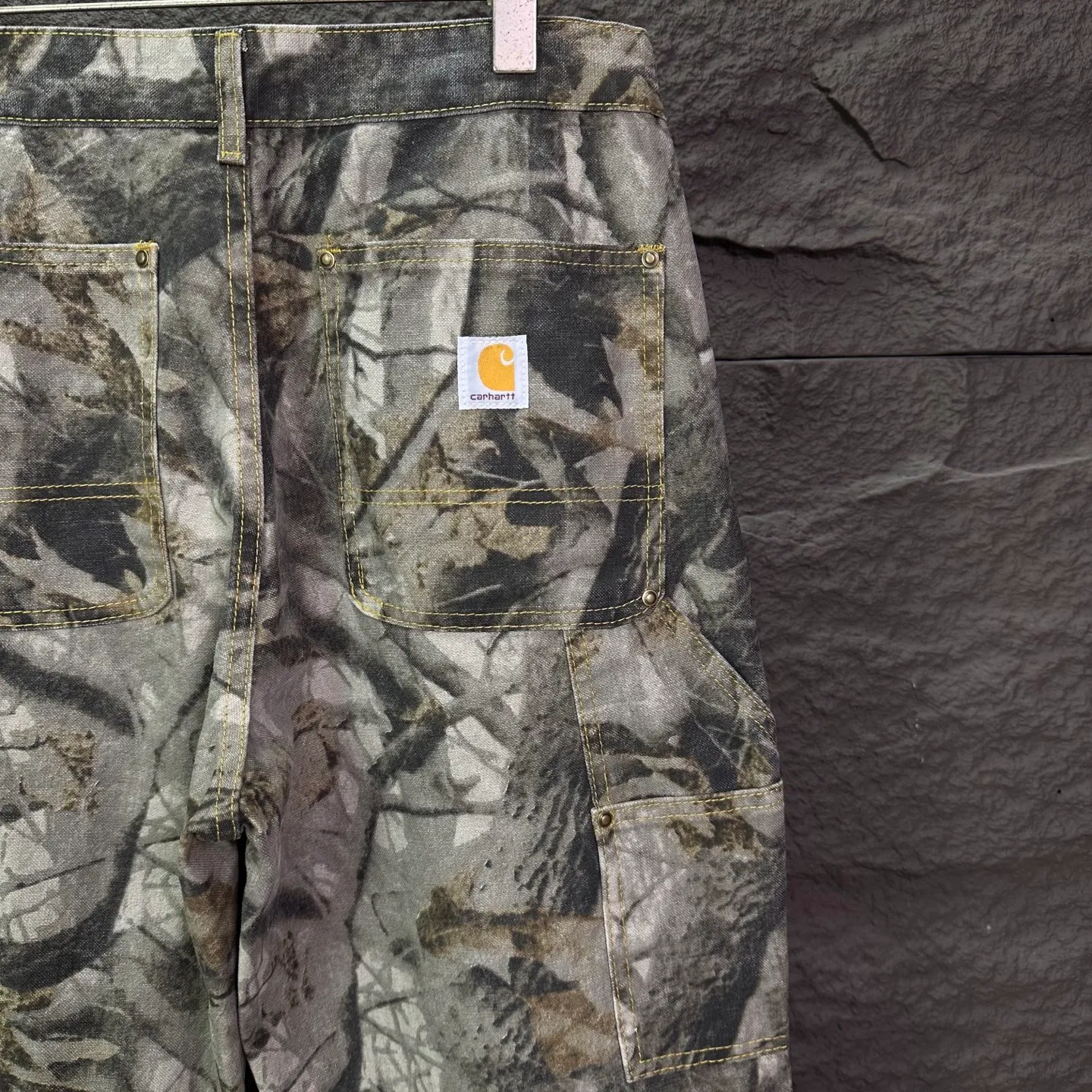 Carhartt 2026 New Arrival 3D Digital Printed Dead Tree Retro Work Wear Logging Couple Loose Jeans High Version High Version Top Ceiling Quality Styles with different washed textures, very friendly to people with thin legs and thick legs. The straight version is very flattering to the leg shape. Moderate length that never goes out of style, easy to match with casual, basic styling for various styles, a must-have in the wardrobe! The fabric is stiff but also makes the upper body soft without losing texture. The washing process is even more perfect. It is a must-have item for everyone! ! ! Washed wheat, hang tag, pants label, three complete labels Color: Picture color Size: 28, 30, 32, 34, 36 (five sizes)